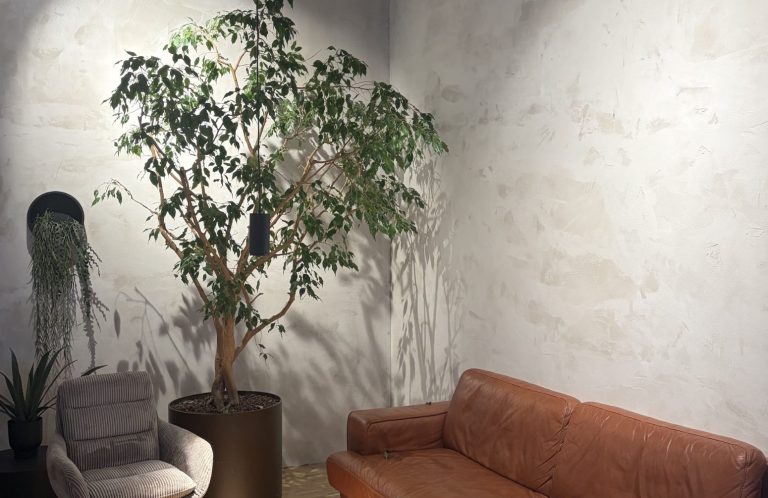Möbel beleben die Architektur. Möblierte Lounge nach Fertigstellung einer Freikirche in Heidelberg.